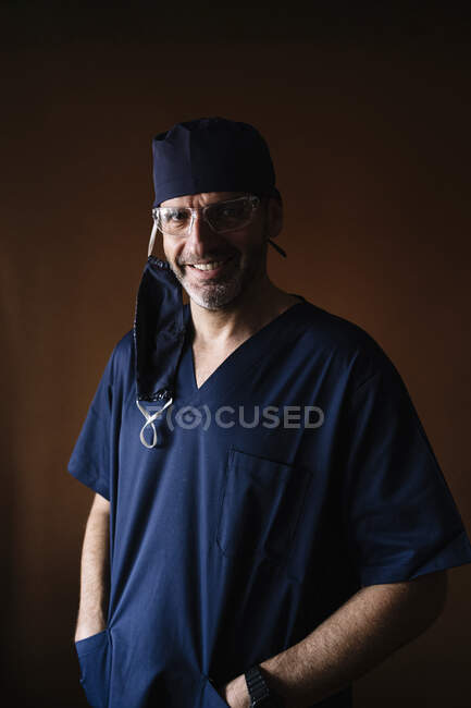 Retrato de un médico varón de mediana edad - foto de stock