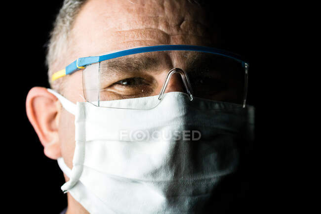 Homem com máscara médica protetora e óculos de proteção. Surto de Coronavirus Covid-19, contaminação por gripe e conceito de cuidados de saúde — Fotografia de Stock