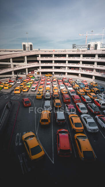 Taxis waiting at San Francisco airport — Stock Photo
