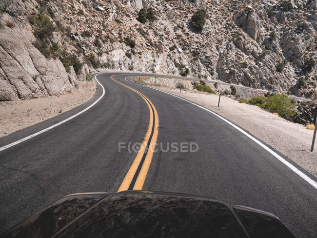 Strada asfaltata in montagna sullo sfondo della natura — Foto stock