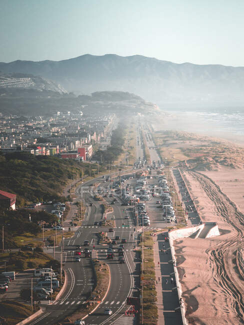 Luftaufnahme der schönen Stadt auf Naturhintergrund — Stockfoto