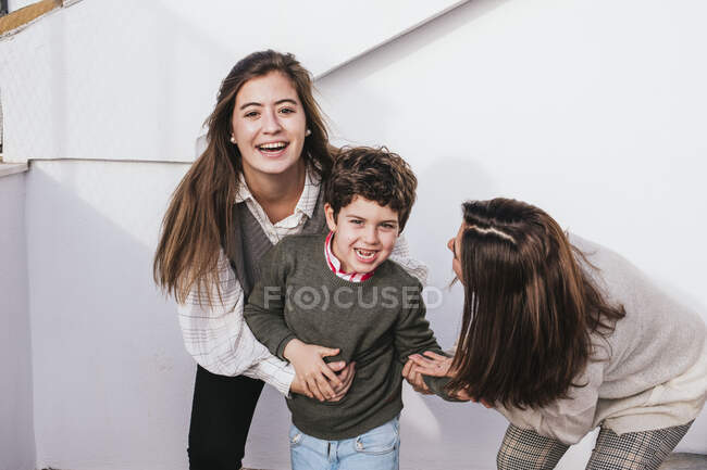 Momento de amor de un niño feliz con su familia. - foto de stock