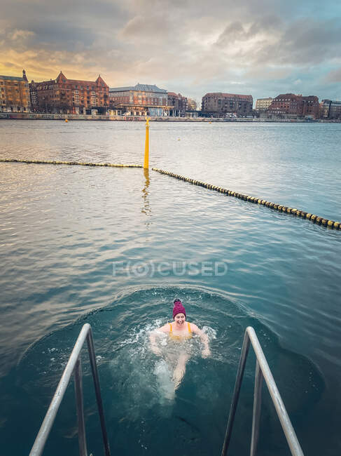 Feliz banho de inverno sorrindo depois que ela pulou na água na Dinamarca — Fotografia de Stock