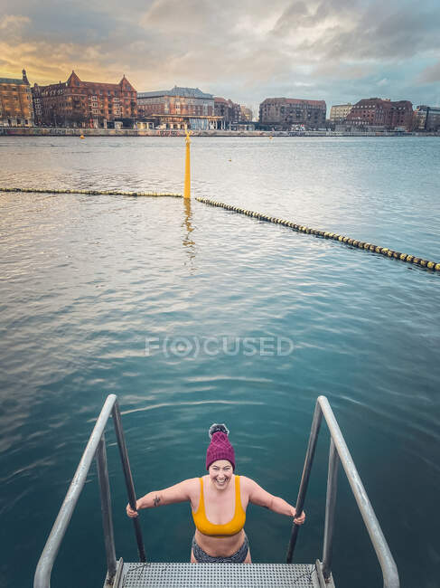 Happy Winter Bather At Sunrise Getting In Water à Copenhague, Danemark — Photo de stock