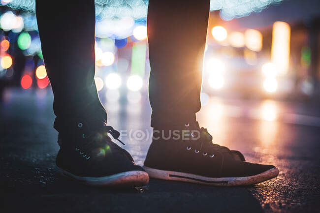 Pessoa vestindo botas de couro preto — Fotografia de Stock