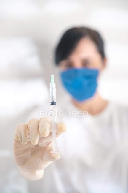 Jeringa, inyección médica en la mano. Kit de vacunación. Enfermera. - foto de stock