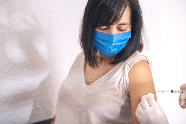 Коронавирусная вакцина, женщина получает вакцину во время пандемии коронавируса. — стоковое фото
