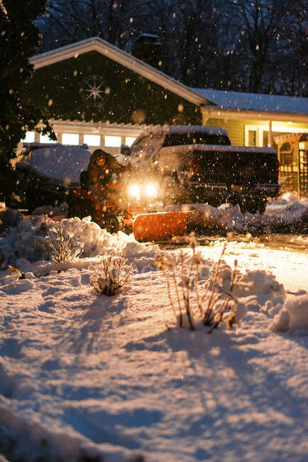Mecânico milenar em vintage restaurado trator arado neve driveway — Fotografia de Stock