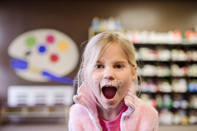Nahaufnahme eines kleinen Mädchens, das vor Aufregung schreit — Stockfoto