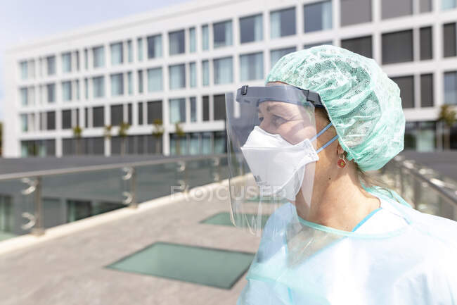 Un'infermiera indossa un equipaggiamento protettivo contro covid-19 — Foto stock