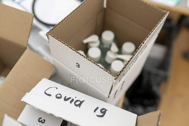 Box mit Händedesinfektionsmittel, das im Kampf gegen Covid-19 verwendet wird — Stockfoto