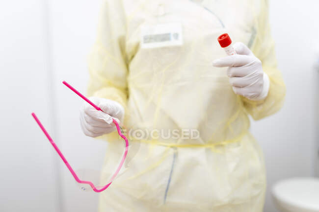 Enfermera toma muestra para covid-19 - foto de stock