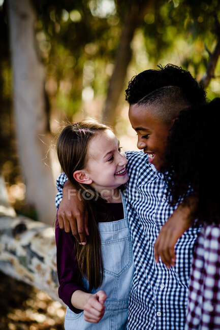 Close Up of Siblings Abraçando no Parque em Chula Vista — Fotografia de Stock