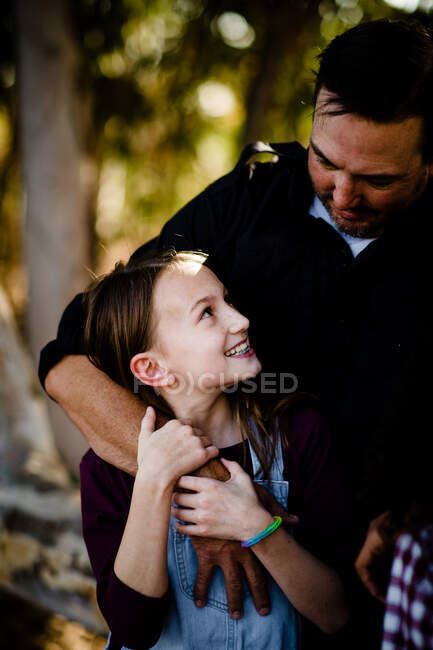 Pai & Filha Abraçando & Sorrindo em Chula Vista — Fotografia de Stock