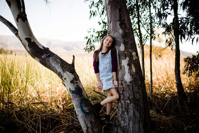 Junges Mädchen posiert in Baum im Park in Chula Vista — Stockfoto