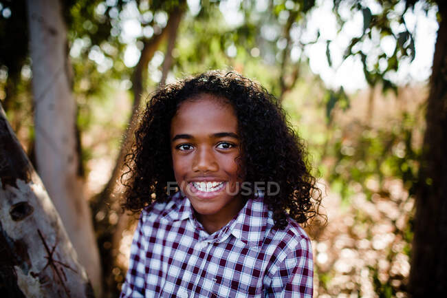 Молодий хлопчик усміхається до камери в парку в Чула - Віста. — стокове фото