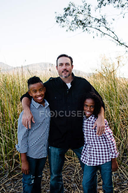 Padre in posa con i figli al parco di Chula Vista — Foto stock