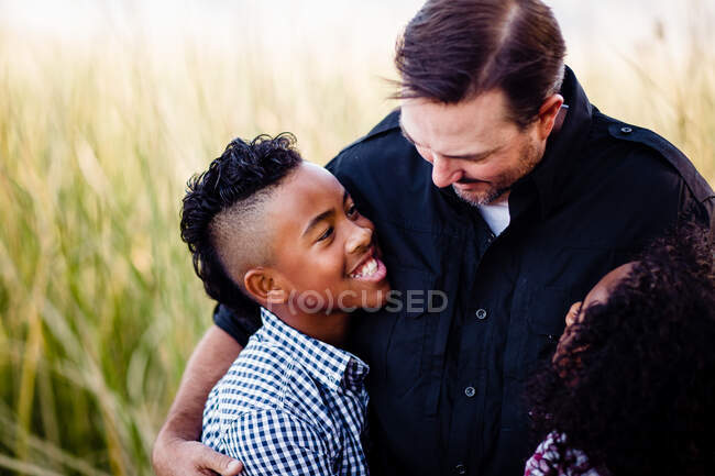 Padre e figli che si abbracciano al parco di Chula Vista — Foto stock