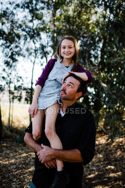 Filha posando no ombro do pai no parque em Chula Vista — Fotografia de Stock