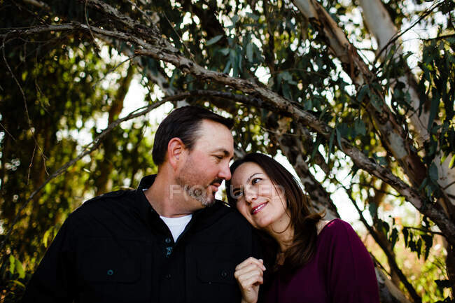 Marito e moglie in posa sotto l'albero al parco di Chula Vista — Foto stock