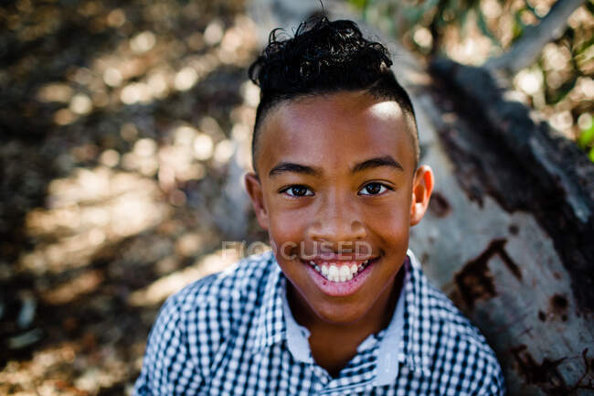 Jeune garçon souriant pour caméra au parc de Chula Vista — Photo de stock