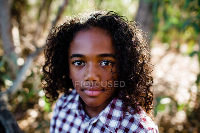 Junge blickt auf Kamera im Park in Chula Vista — Stockfoto