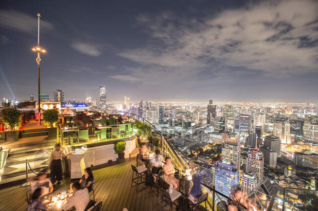 Skyview en Tailandia lleno de gente - foto de stock