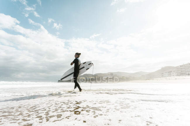 Surfista che entra in acqua nei Paesi Baschi, Spagna, Bilbao — Foto stock
