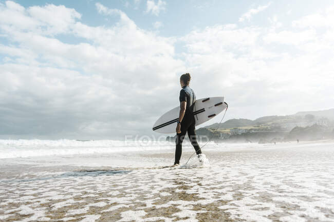 Surfeur entrant dans l'eau au Pays Basque, Espagne, Bilbao — Photo de stock