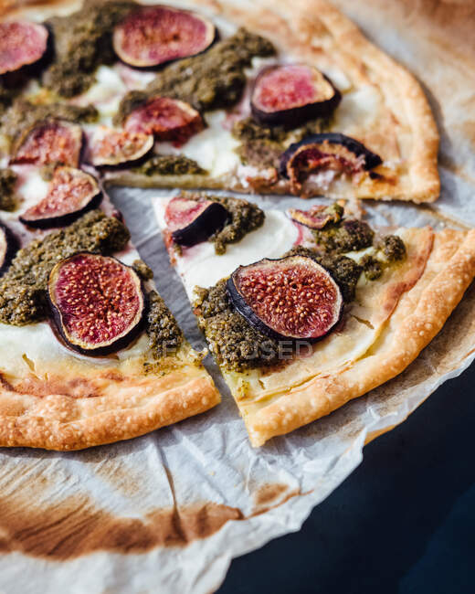 Pizza italiana casera con higos, queso y albahaca - foto de stock
