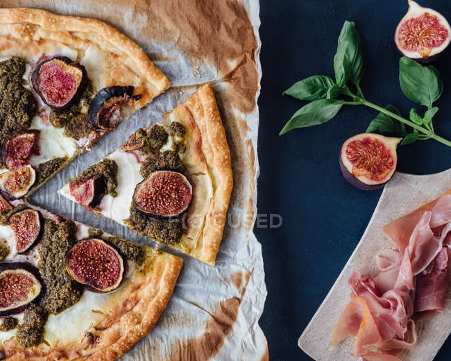 Delicious fresh figs with cheese and herbs on a white plate — Stock Photo