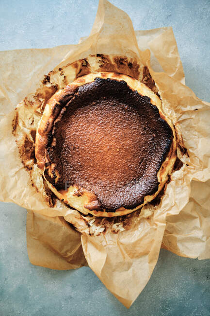 Gâteau au chocolat fait maison aux noix et à la cannelle — Photo de stock