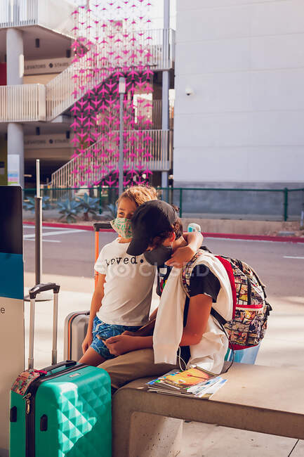 Brüder warten mit Smartphone auf Flughafentransfer — Stockfoto