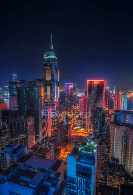 La perspectiva cambia con luces nocturnas y luces de coche en Hong Kong. - foto de stock