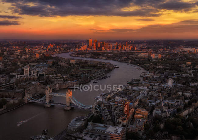 Sunset of London skyline with tower bridge and Canary wharf area in th — Stock Photo