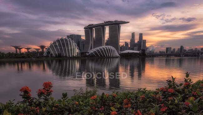 Domos gemelos sobre bahía Marina y paisaje urbano singapurense - foto de stock