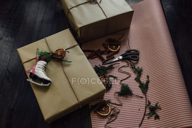 Altmodisches Geschenkpapier für Weihnachten — Stockfoto