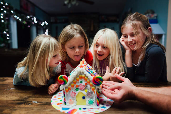 Children building a gingerbread house — Stock Photo