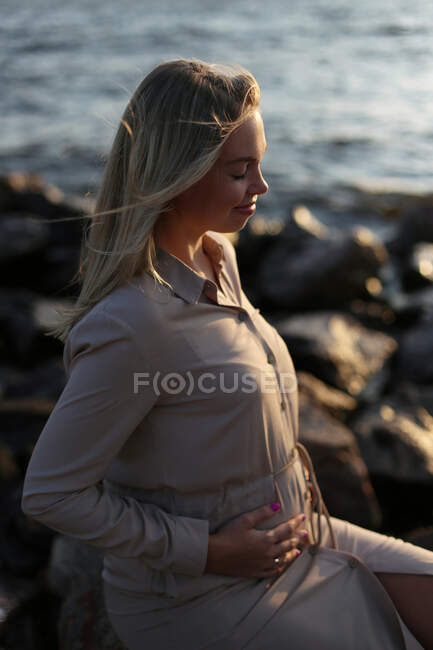 Schwangerschaft. Glückliche werdende Mutter. Schwangerer Bauch. — Stockfoto