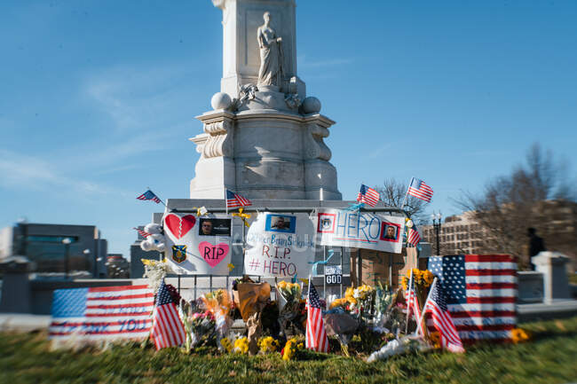 Memorial fuera del Capitolio de los Estados Unidos por Brian Sicknick asesinado el 6 de enero - foto de stock