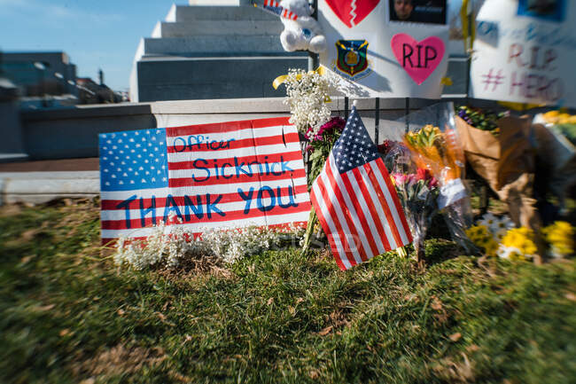 Memorial for Officer Sicknick outside US Capitol after January 6 riot — Stock Photo