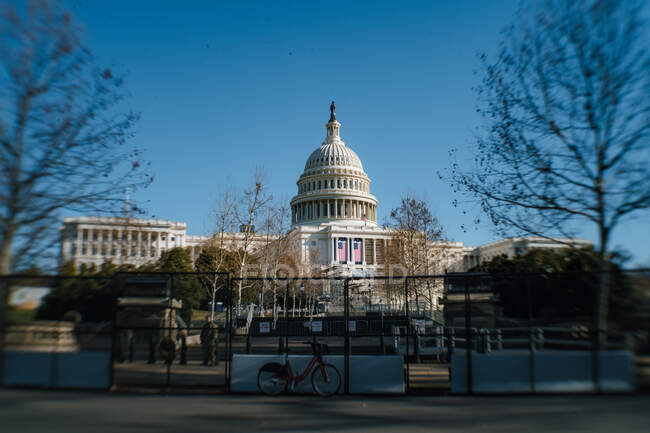 Barreras alrededor del Capitolio de los Estados Unidos en preparación para la inauguración de Joe Biden - foto de stock