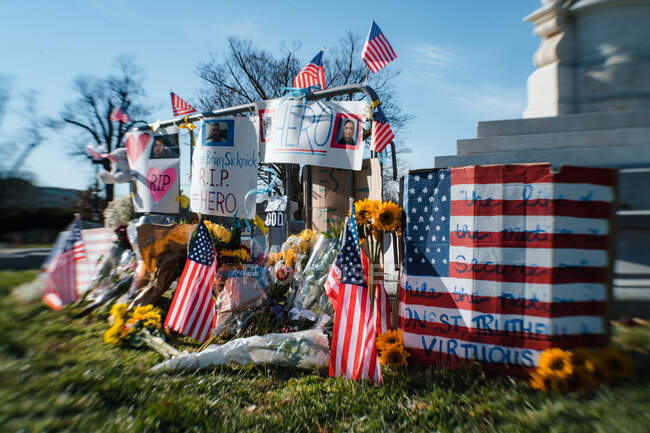 Memoriale in onore di Brian Sicknick dopo la rivolta del 6 gennaio al Campidoglio degli Stati Uniti — Foto stock