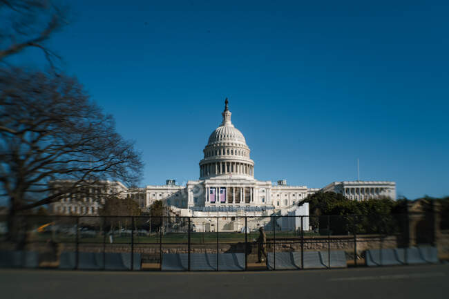 Barreras y tropas protegen el Capitolio de Estados Unidos después del motín del 6 de enero - foto de stock