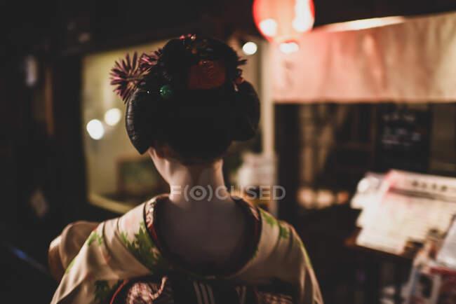 Vue arrière d'une geisha japonaise la nuit — Photo de stock