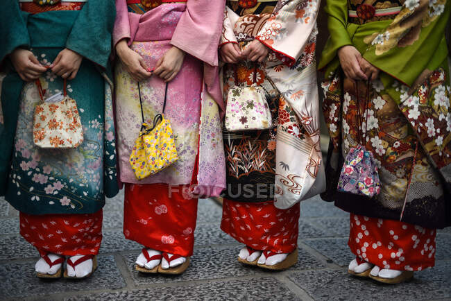 Frauengruppe als japanische Maiko verkleidet — Stockfoto