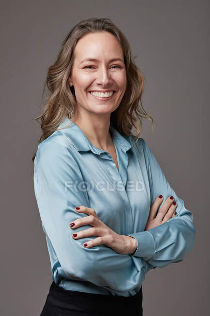 Retrato en estudio de mujer empresaria sobre fondo gris. — Fotografia de Stock