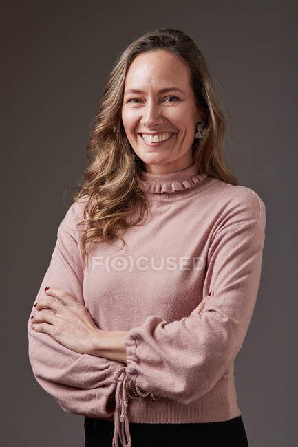 Retrato en estudio de mujer empresaria sobre fondo gris. — Stockfoto