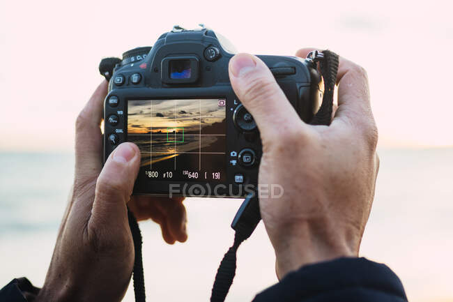 Nahaufnahme eines Kamerabetrachters, der eine Landschaft zeigt — Stockfoto