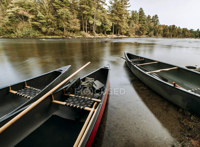Una barca nel lago — Foto stock